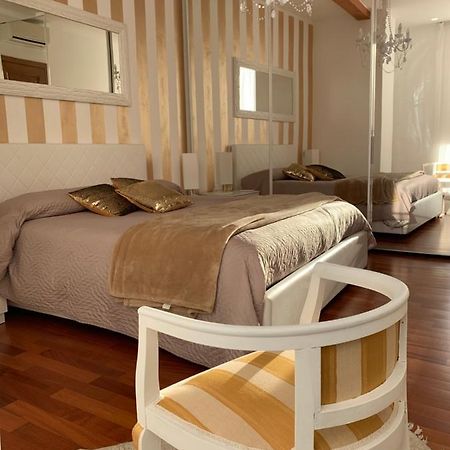 Palazzo Teatro Vecchio-Holiday Suites Salò Екстериор снимка