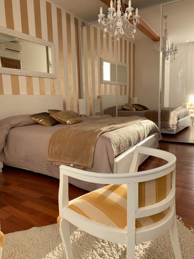 Palazzo Teatro Vecchio-Holiday Suites Salò Екстериор снимка