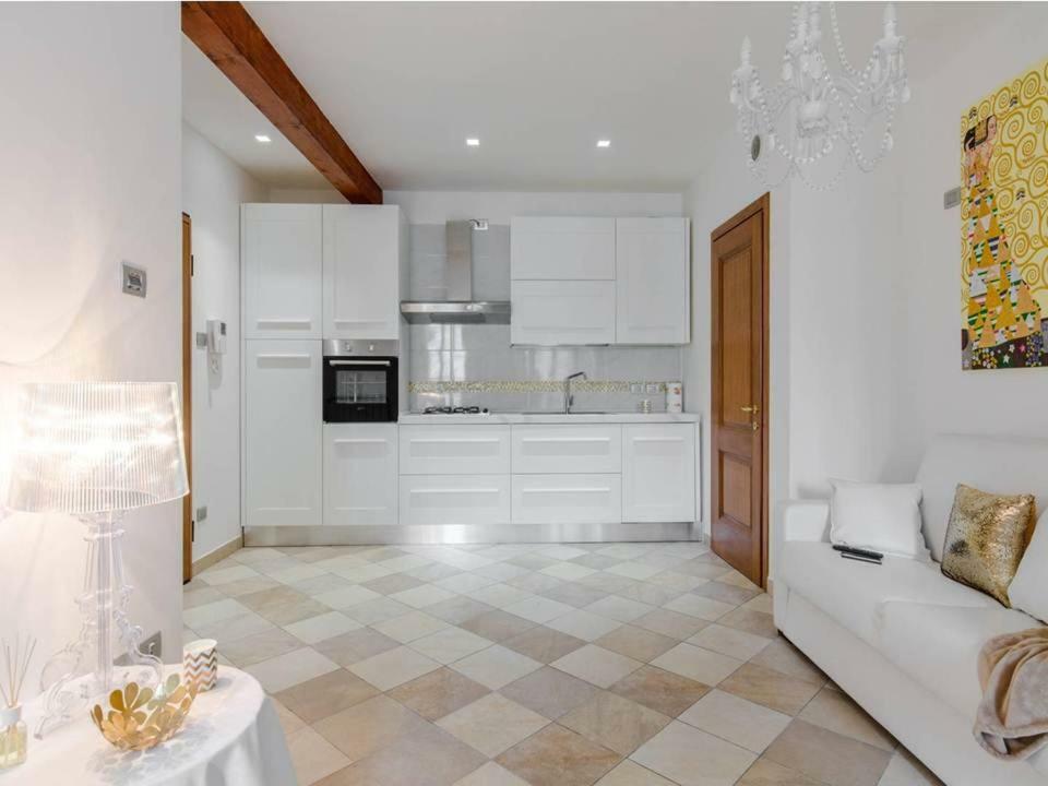 Palazzo Teatro Vecchio-Holiday Suites Salò Екстериор снимка